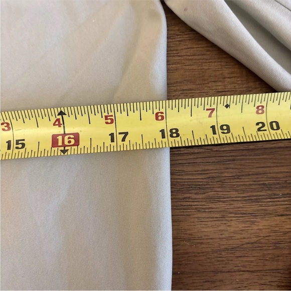 Women’s Under Armour Heatgear Beige Quarter Zip Size Medium With Thumb Holes - Picture 6 of 14